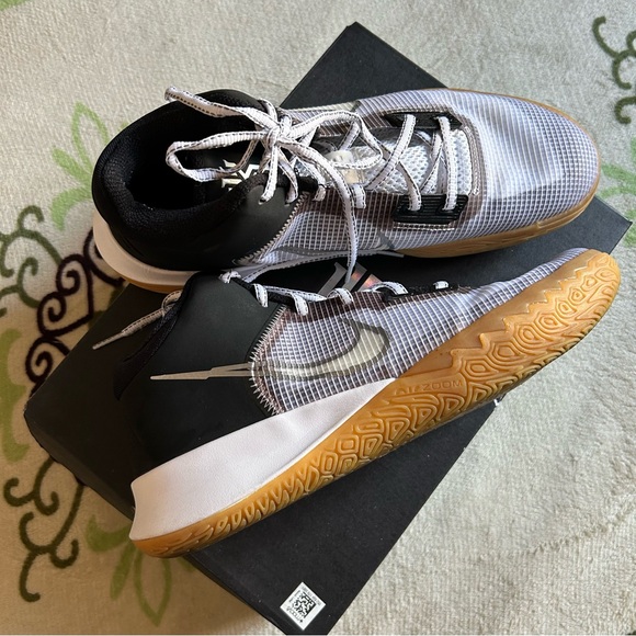 Kyrie Flytrap 4’s - Picture 4 of 5